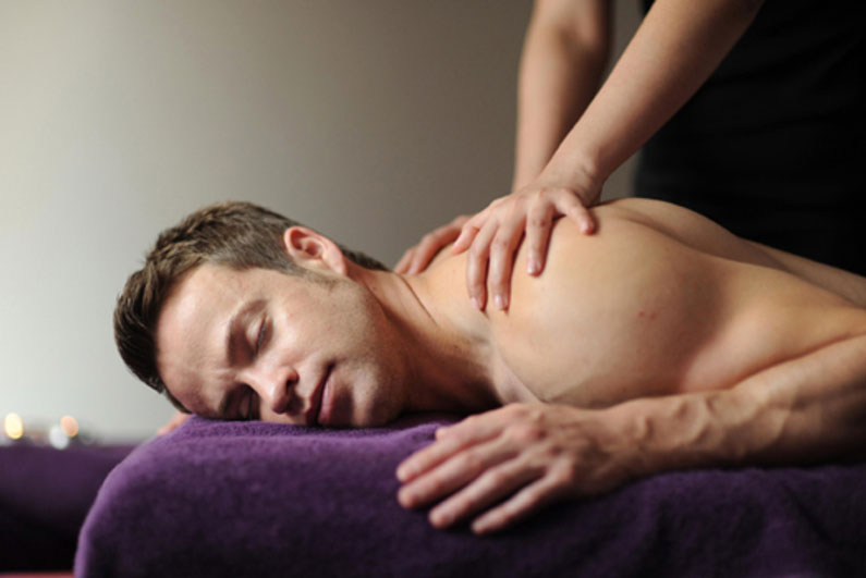Massage guy. Массаж мужчине. Массаж релаксирующий для мужчин. Массаж спины мужчине. Массаж мужской спины.
